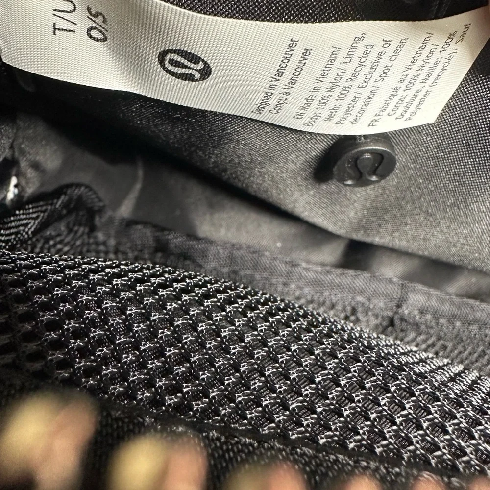 lululemon Everywhere Wunder Puff Crossbody Bag 2L – Black - Picture 10 of 10